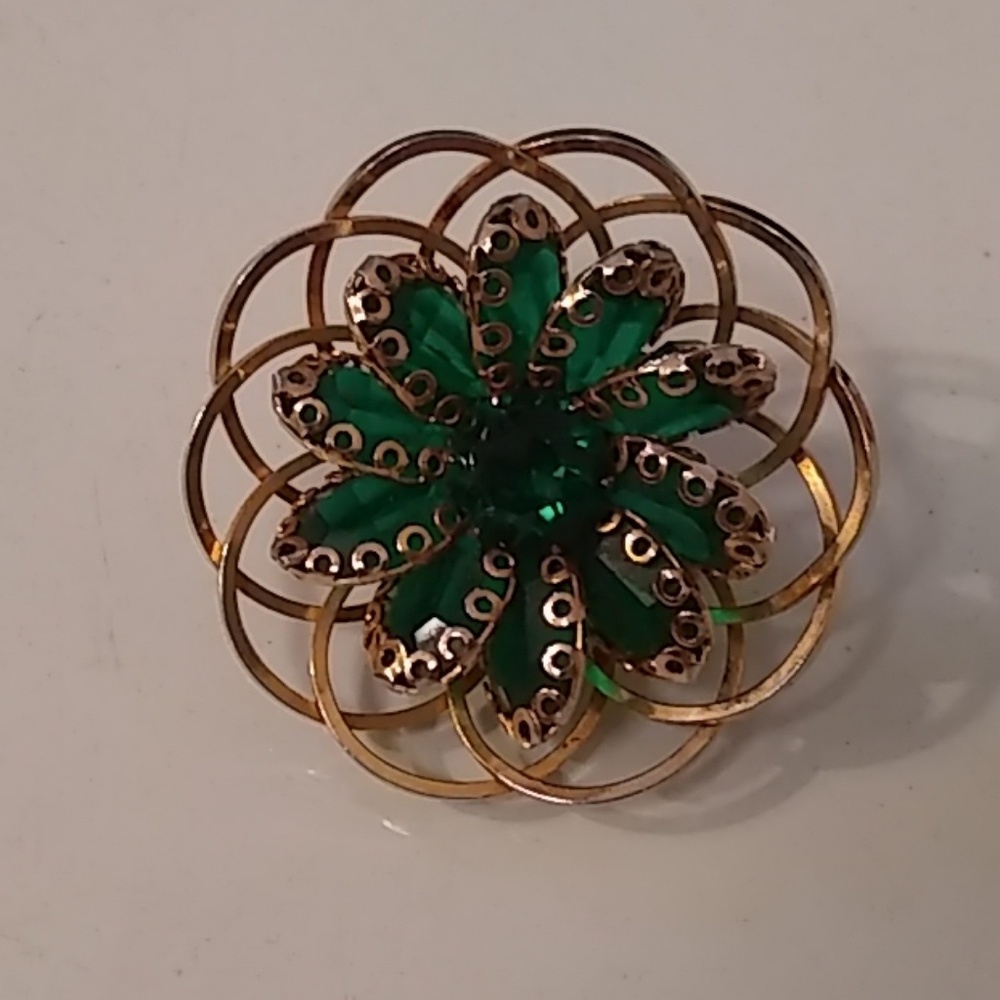 Vintage fashion jewelry Emerald and Gold brooch